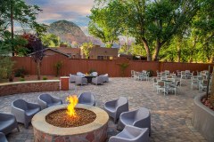 west-sedona-hotel-with-outdoor-seating-areas